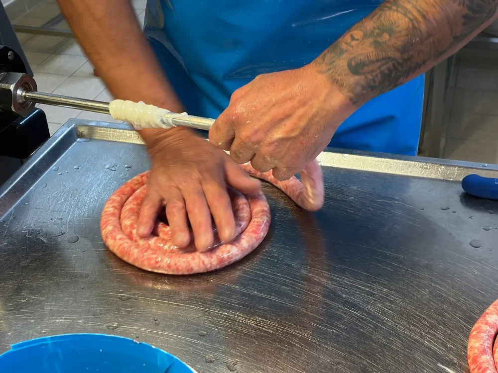 boucherie-charcuterie-de-campagne-fabrication-saucisse-036