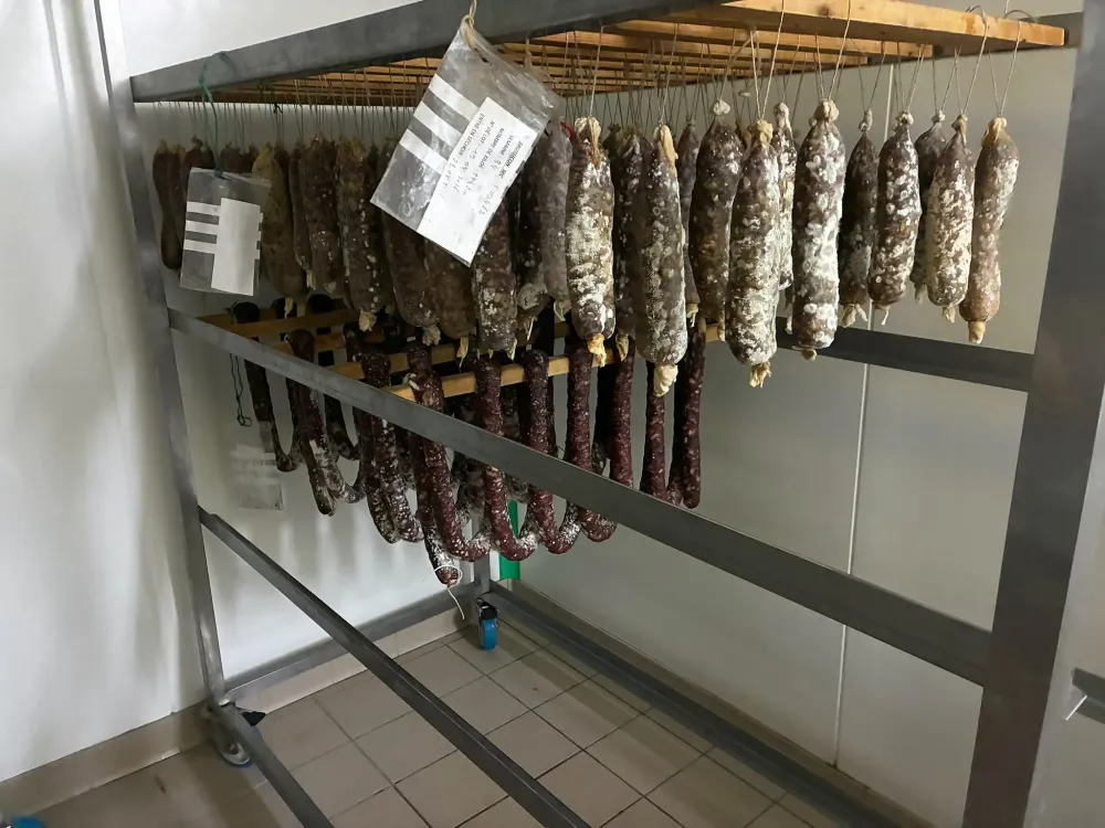 boucherie-charcuterie-de-campagne-saucissons-sechage-011