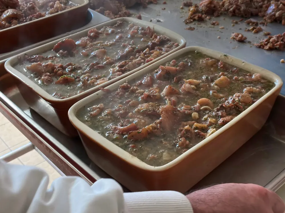 boucherie-charcuterie-de-campagne-terrines-en-preparation-064